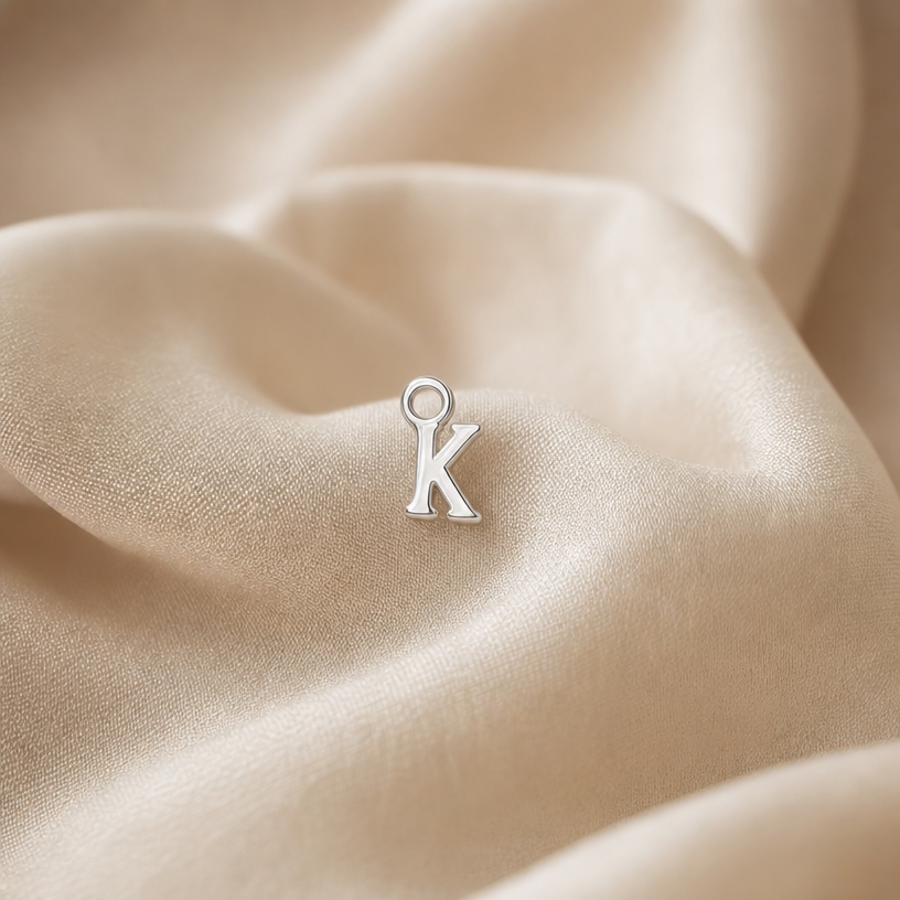 Silberner Buchstaben-Charm für Permanent Jewelry