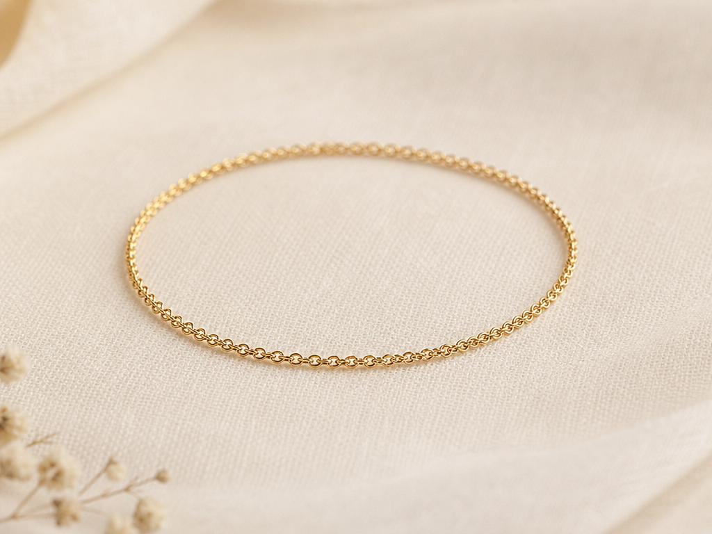 Gold filled Permanent Bracelet auf cremefarbenem Leinenhintergrund